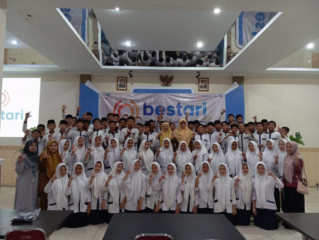 Tingkatkan Literasi, SMP Islam Bustanul Hikmah Melakukan Outing Class ke Perpustakaan Daerah